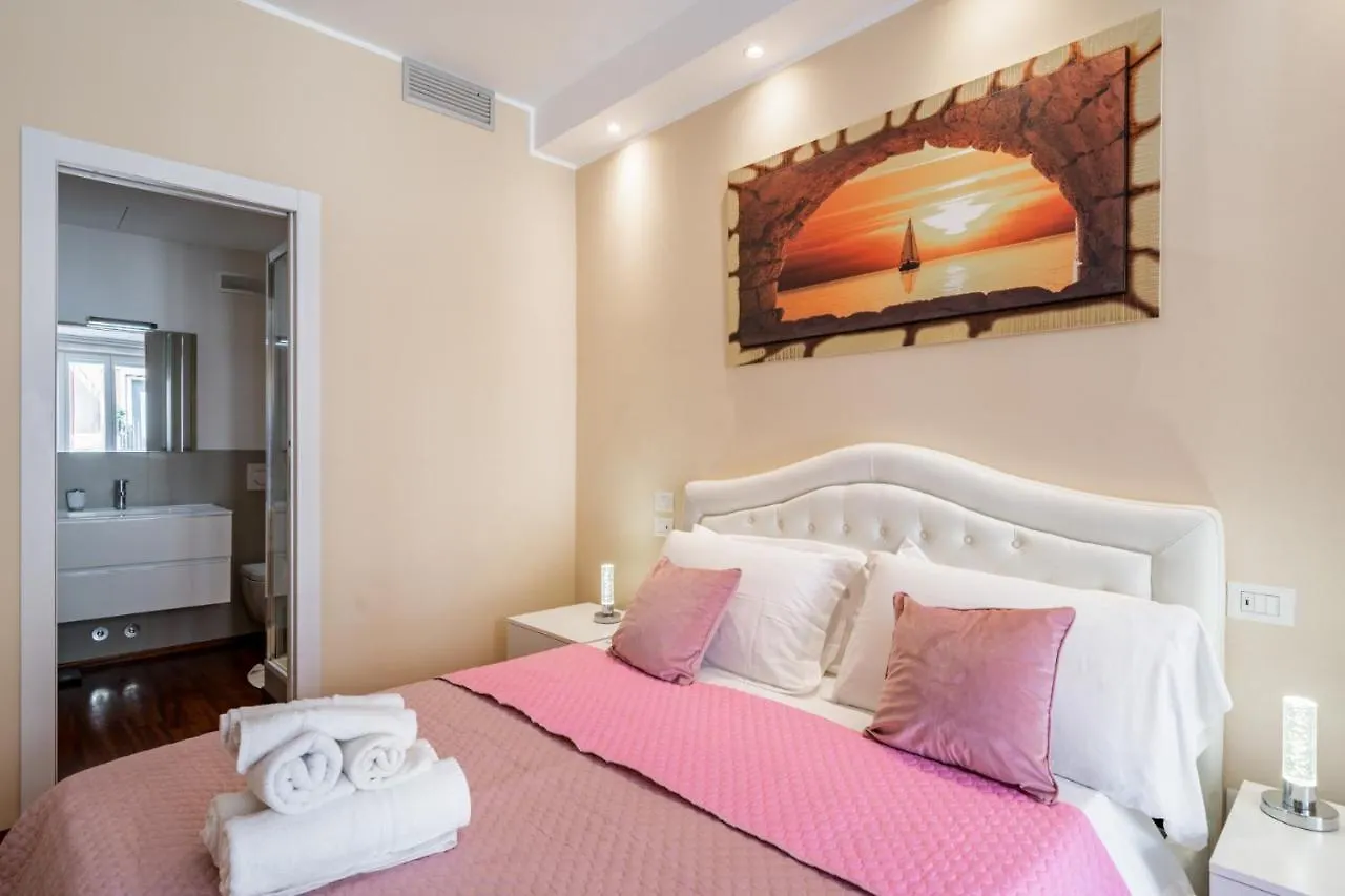 Smart And Central Flat In Porta Venezia By Easylife Milan 0*,  Italy